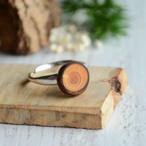 Pierścionek z naturalnym oczkiem z drewna Pierścionek z naturalnym oczkiem z drewna