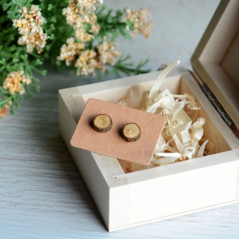 Niepowtarzalne kolczyki z prawdziwym drewnem dębowym Niepowtarzalne kolczyki z prawdziwym drewnem dębowym