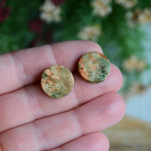 Zielono oliwkowe kolczyki wkrętki